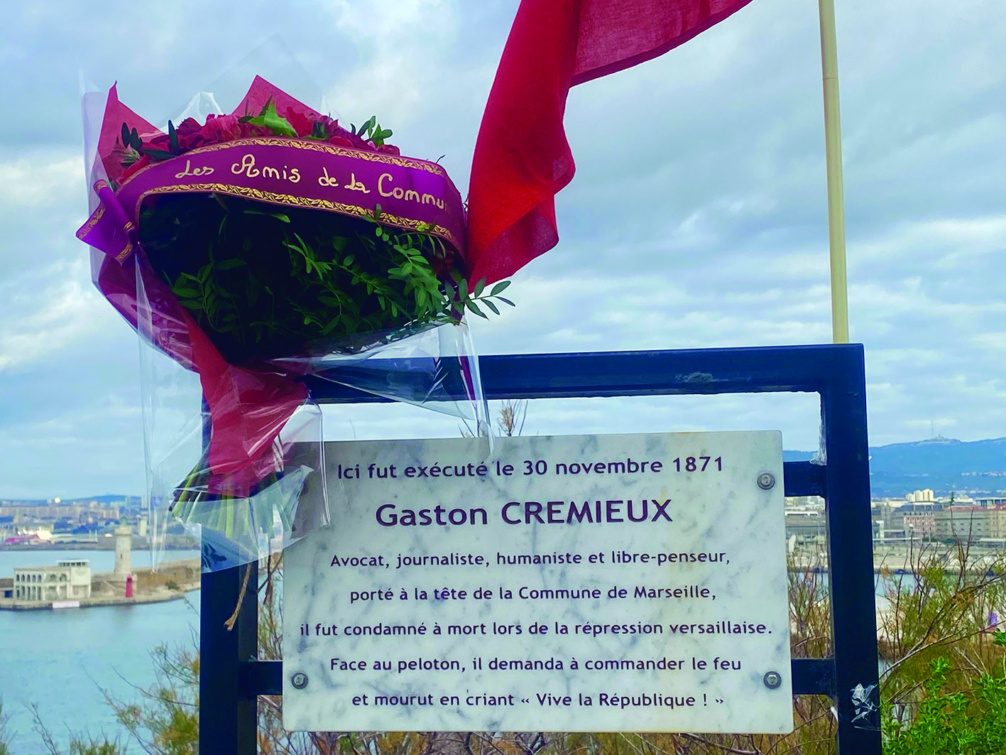 Plaque consacrée à Gaston Crémieux, située non loin du lieu où il fut exécuté, en contrebas du palais du Pharo